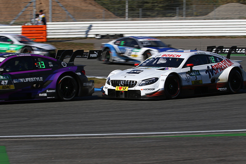 ジョエル・エリクソン（47号車）にパスされるポール・ディレスタ（3号車）