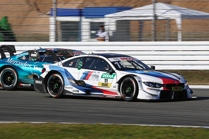 22周目、マルコ・ウィットマン（11号車）がガリー・パフェット（2号車）をパス