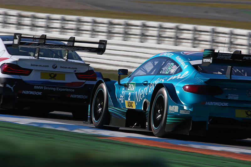 22周目、マルコ・ウィットマン（11号車）がガリー・パフェット（2号車）をパス