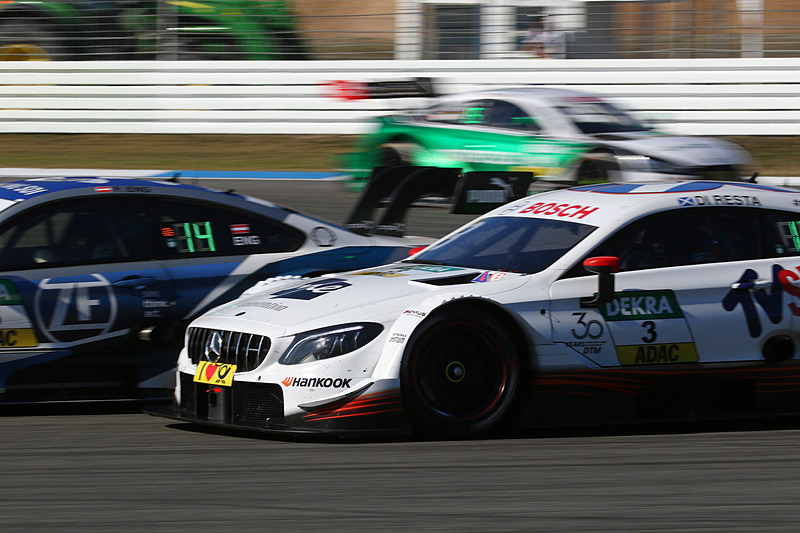 フィリップ・エングにパスされるポール・ディレスタ（3号車）