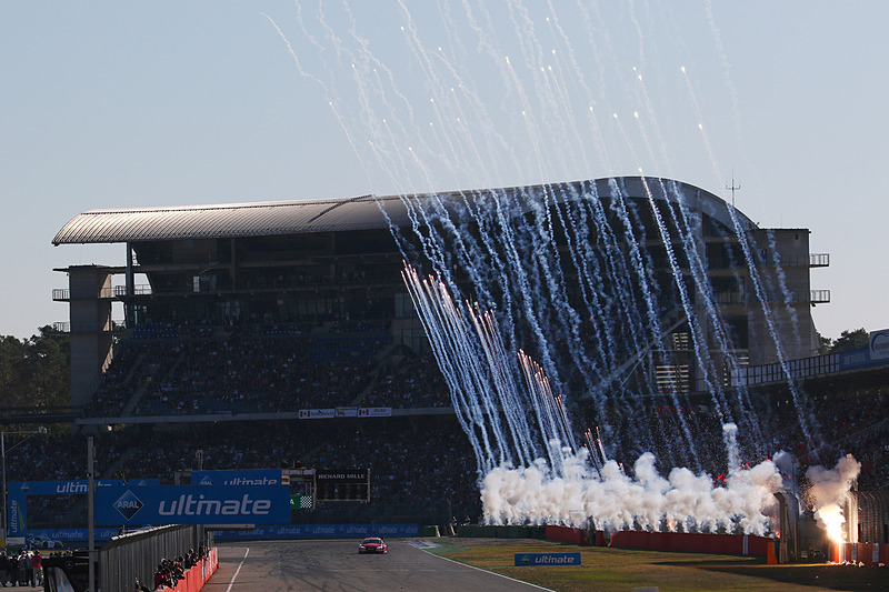 恒例の花火のなか、トップでチェッカーを受けるレネ・ラスト