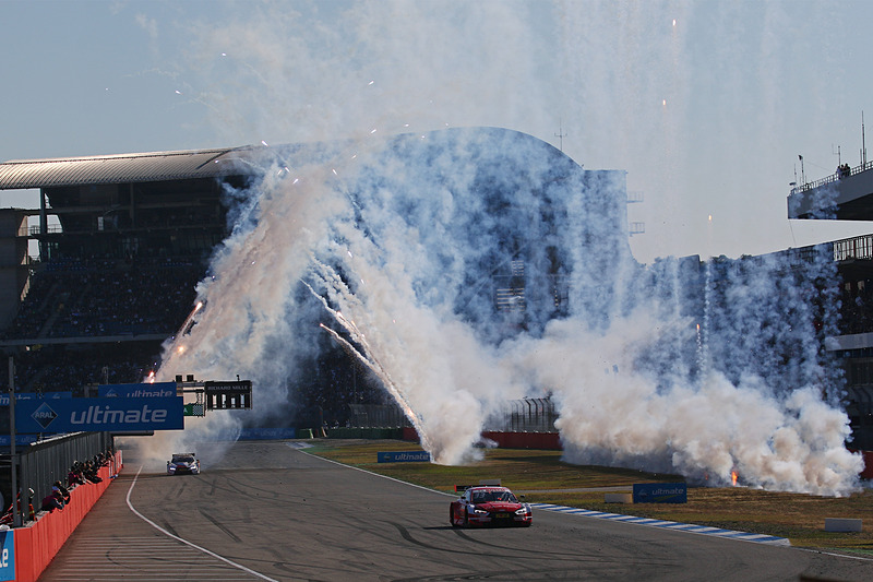 恒例の花火のなか、トップでチェッカーを受けるレネ・ラスト