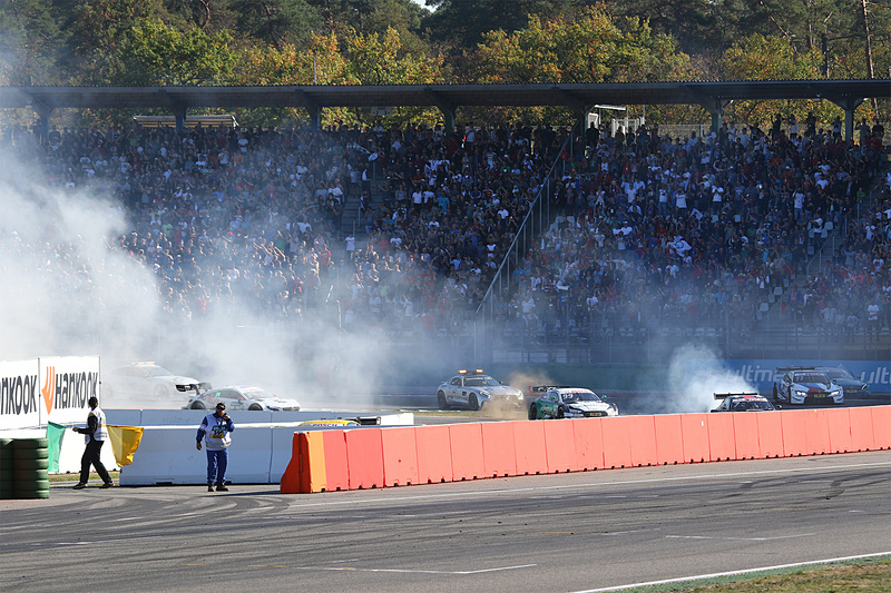 最終コーナでタイヤスモークのパフォーマンスを披露するマシン