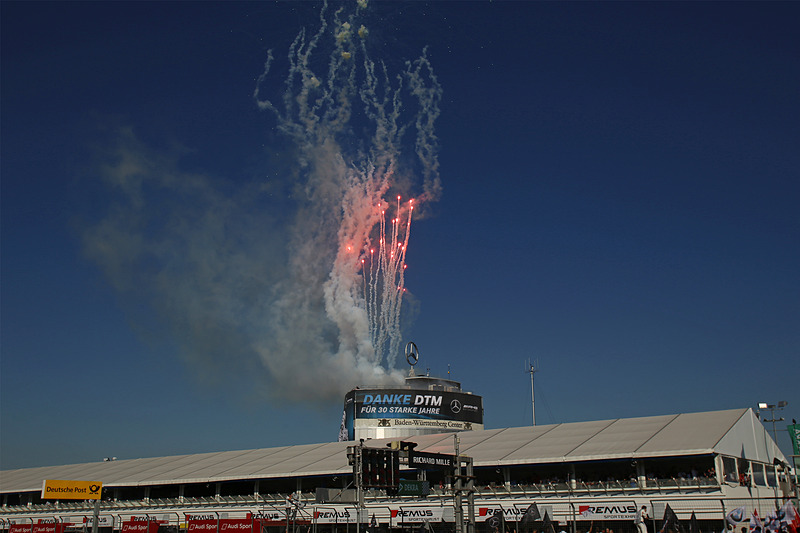 バーデン-ウルテンベルグセンターの後方からファンに感謝の花火が上がる