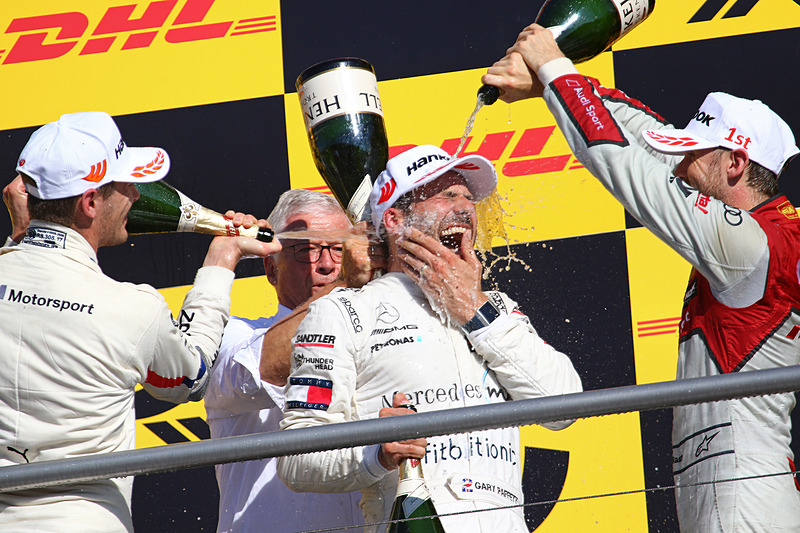 レース2の表彰台で、祝福のシャンパンを浴びるシリーズチャンピオンのガリー・パフェット