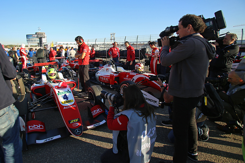 出走前、グリッドとミック・シューマッハのまわりには大勢の報道陣が