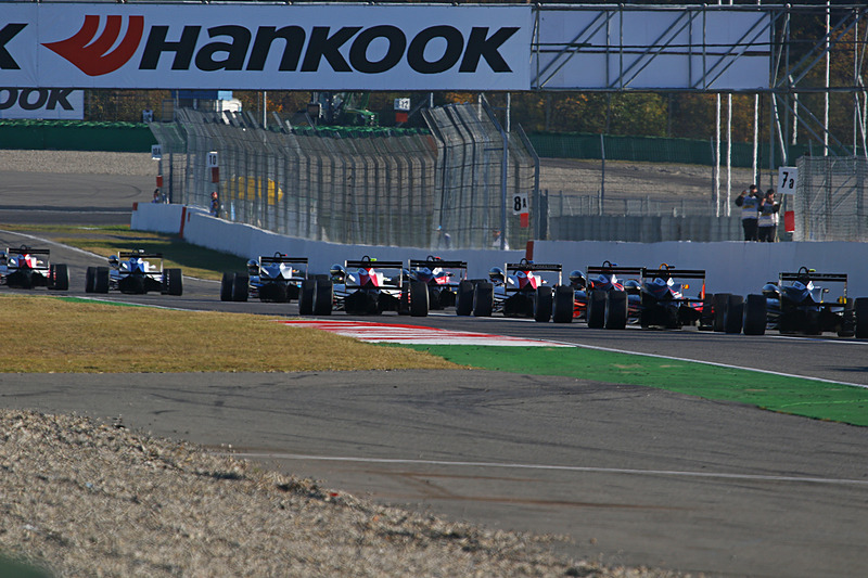 スタート直後の1コーナーから2コーナーに続くストレート