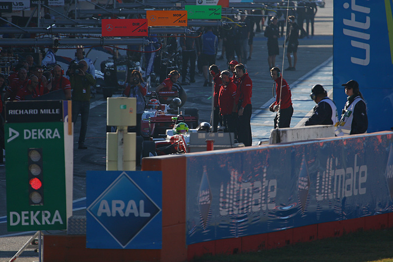 1周目にピットインしたミック・シューマッハ、後ろの8号車はマルカス・アームストロング