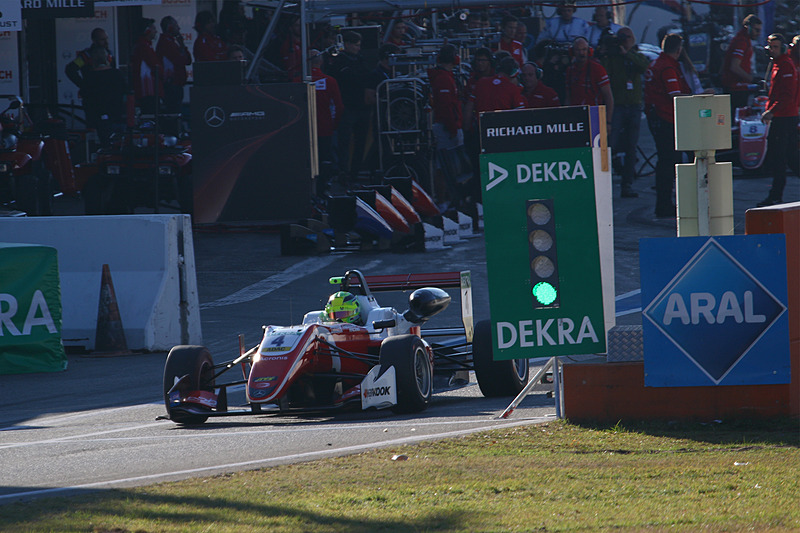 ピットアウトするミック・シューマッハ