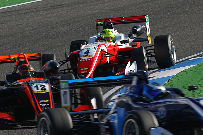 後尾から追い上げるミック・シューマッハ