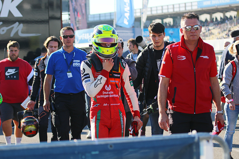 ノーポイントに終わりヘルメットをかぶったまま引き上げるミック・シューマッハ