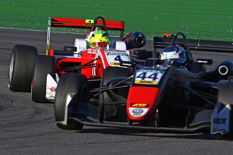 ジュリ・ヴィプスの後ろにつけるミック・シューマッハ