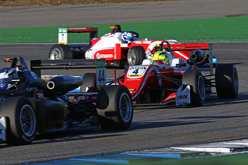 ジュリ・ヴィプスの後ろにつけるミック・シューマッハ