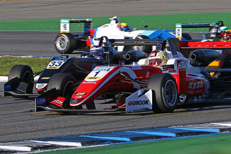 横並びでバトルする佐藤万璃音（33号車）