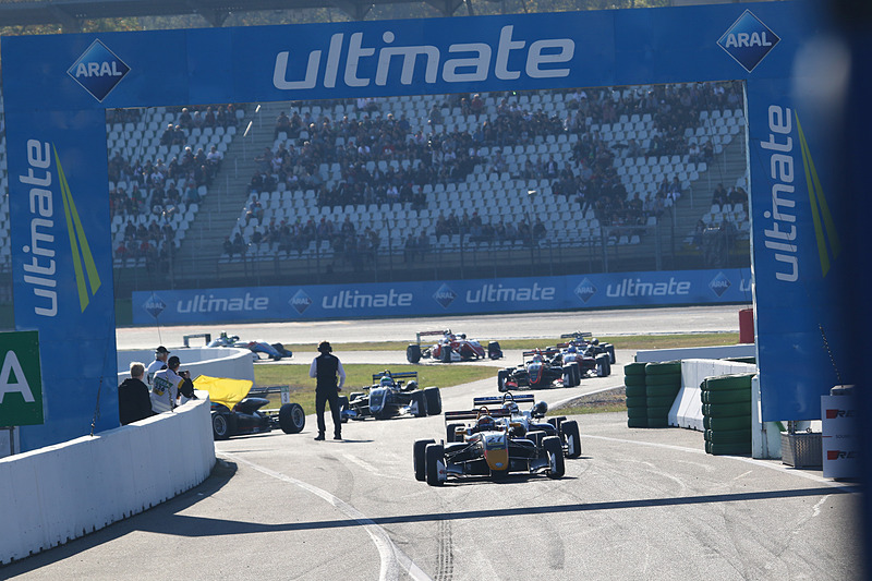 レースを終えて戻る各車