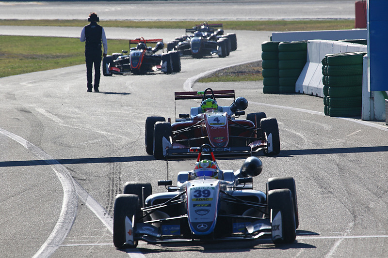 レースを終えて戻るミック・シューマッハ（4号車）