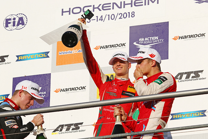 チャンピオンに輝いたミック・シューマッハ、左は1位のジュリ・ヴィプス、右は3位のラルフ・アーロン