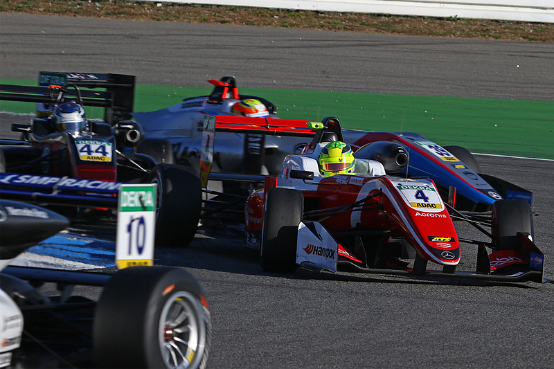 2位を走行するミック・シューマッハ、後ろで多重クラッシュが発生