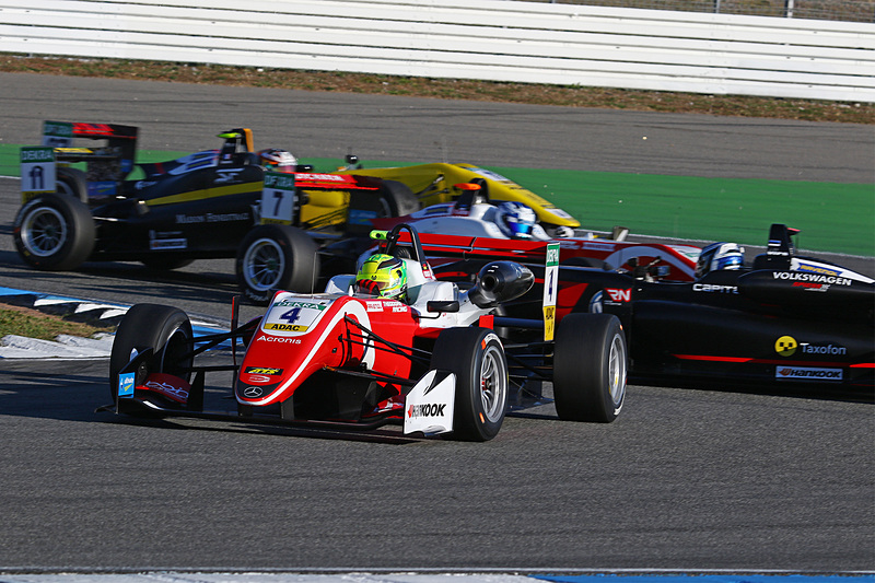 2位を走行するミック・シューマッハ、後ろで多重クラッシュが発生