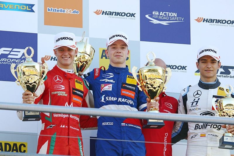 優勝ロバート・シャバルツマン、左は2位のミック・シューマッハ、右は3位のアレックス・パロウ