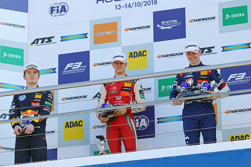 シリーズ表彰台、チャンピオンのミック・シューマッハ、左は2位のダニエル・チクティム、右は3位のロバート・シャバルツマン