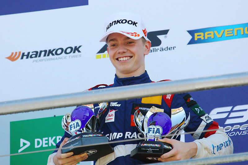 シリーズ3位、ルーキータイトルでチャンピオンを獲得し、2つのトロフィを手に微笑むロバート・シャバルツマン