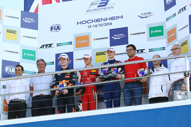 全員の記念撮影、左端はブノワ・トレルイエ