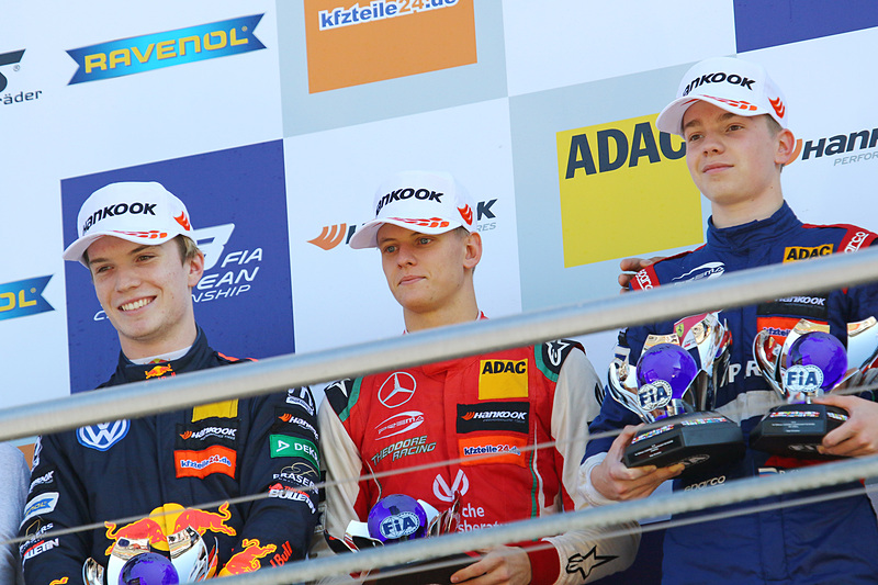 シリーズ表彰台、チャンピオンのミック・シューマッハ、左は2位のダニエル・チクティム、右は3位のロバート・シャバルツマン