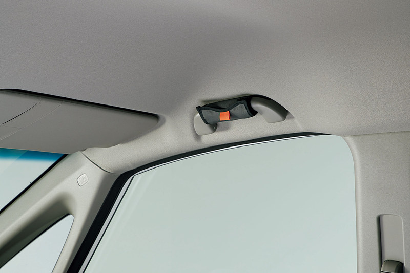 運転席グラブレールへの装着イメージ