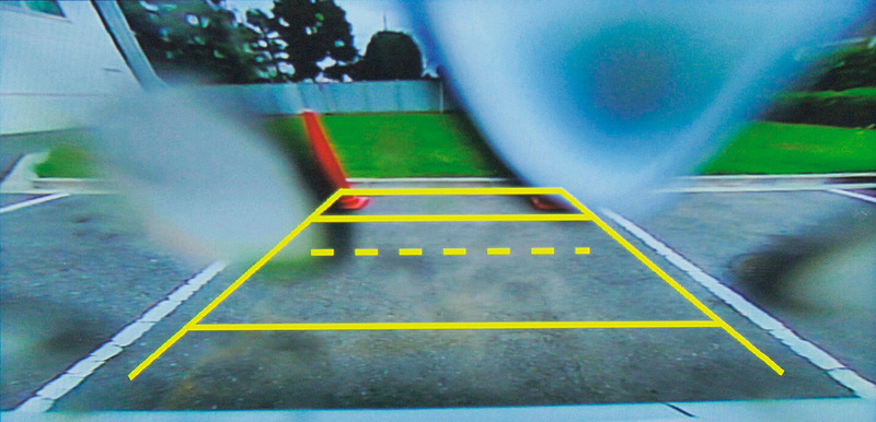 後退時やリバース操作に連動し、リアカメラ上部に装着したノズルから高圧の空気を噴射することで、レンズ表面に付着した水滴を除去