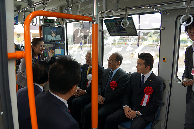 自動運転バス車内にキャラクターを表示させて車内アナウンスを行なうなどのデモンストレーションが実施された