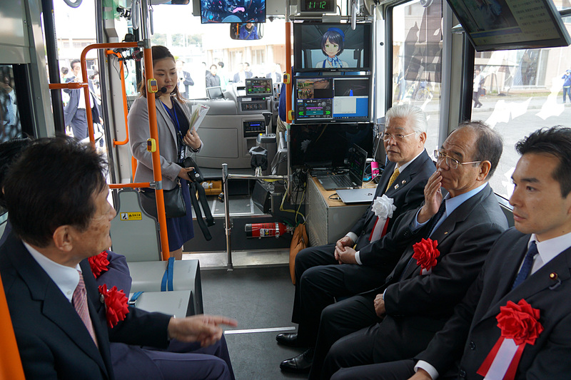 自動運転バス車内にキャラクターを表示させて車内アナウンスを行なうなどのデモンストレーションが実施された