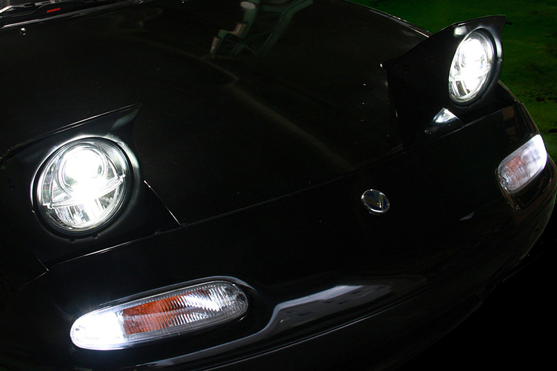 LEDヘッドライトの点灯イメージ。色温度は6000K