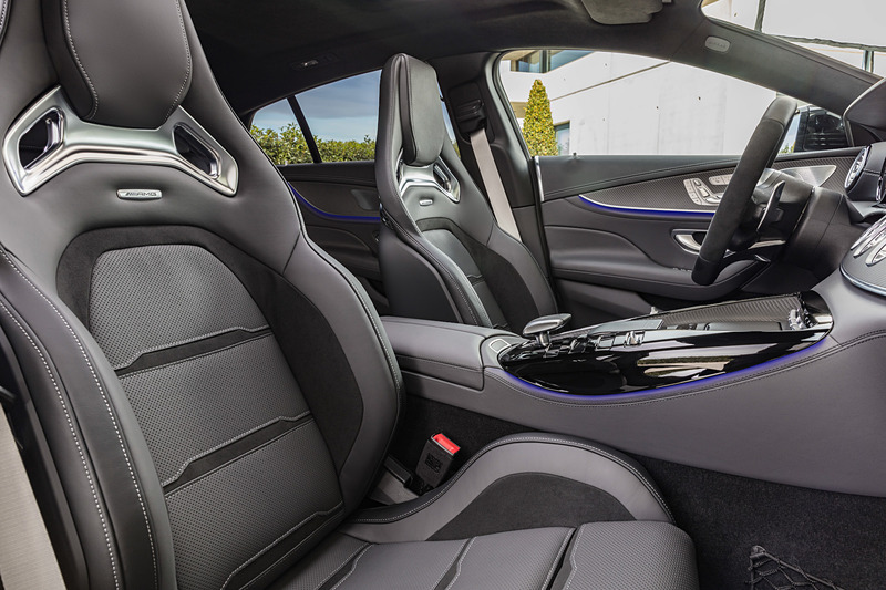 直列6気筒3.0リッターターボエンジンに電動スーパーチャージャー、最高出力16kW＆最大トルク250Nmの電気モーター、48V電気システムなどを採用する「メルセデス AMG GT 53 4MATIC＋」