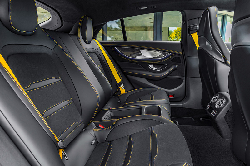 インテリアではイルミネーション機能を備えるタービンデザインのエアコン吹き出し口を採用するとともに、「クラシック」「スポーツ」「スーパースポーツ」の3種類から表示を選択可能な2つの12.3インチ高解像度ディスプレイをV8モデルで標準装備（直6モデルはオプション）。ラゲッジスペースは容量は395L～1324L