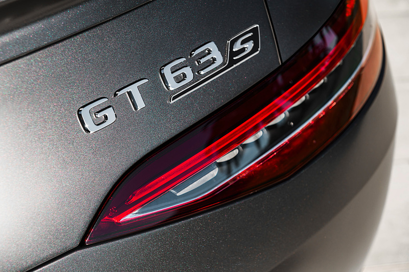 エクステリアではAMGパナメリカーナ・グリルとともに、フレームレスのサイドウィンドウ、スリムなLEDテールランプなどを採用。V8モデルではフロントバンパー両サイドのダクトに3本のルーバーが備わるほか、台形の4本出しテールパイプなどを採用する