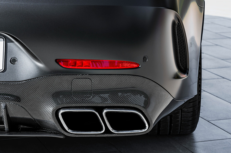 エクステリアではAMGパナメリカーナ・グリルとともに、フレームレスのサイドウィンドウ、スリムなLEDテールランプなどを採用。V8モデルではフロントバンパー両サイドのダクトに3本のルーバーが備わるほか、台形の4本出しテールパイプなどを採用する