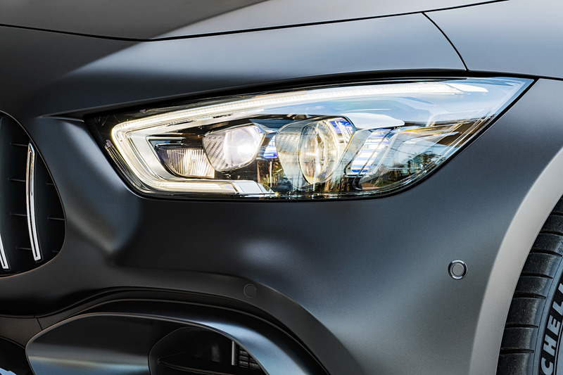 エクステリアではAMGパナメリカーナ・グリルとともに、フレームレスのサイドウィンドウ、スリムなLEDテールランプなどを採用。V8モデルではフロントバンパー両サイドのダクトに3本のルーバーが備わるほか、台形の4本出しテールパイプなどを採用する