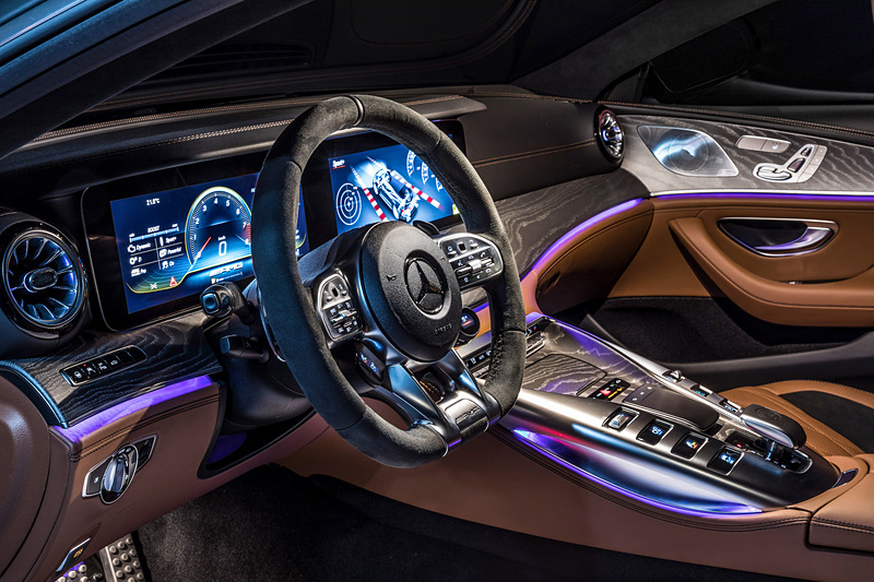 インテリアではイルミネーション機能を備えるタービンデザインのエアコン吹き出し口を採用するとともに、「クラシック」「スポーツ」「スーパースポーツ」の3種類から表示を選択可能な2つの12.3インチ高解像度ディスプレイをV8モデルで標準装備（直6モデルはオプション）。ラゲッジスペースは容量は395L～1324L