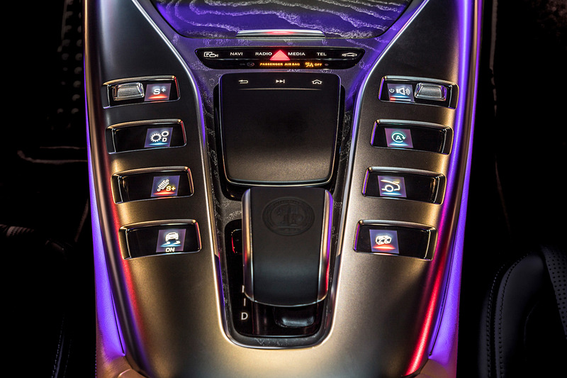 インテリアではイルミネーション機能を備えるタービンデザインのエアコン吹き出し口を採用するとともに、「クラシック」「スポーツ」「スーパースポーツ」の3種類から表示を選択可能な2つの12.3インチ高解像度ディスプレイをV8モデルで標準装備（直6モデルはオプション）。ラゲッジスペースは容量は395L～1324L