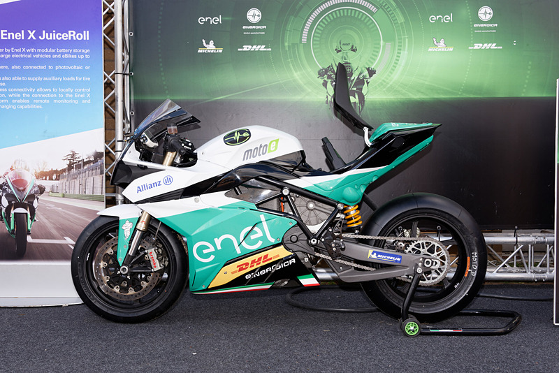 コントロールタワー下に展示された「MotoEマシン」