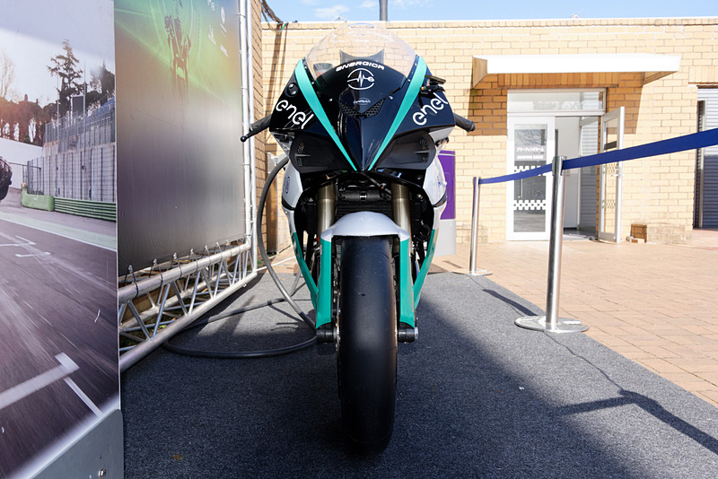 MotoEマシンはシフト操作が必要ないため、ペダルもクラッチレバーもない