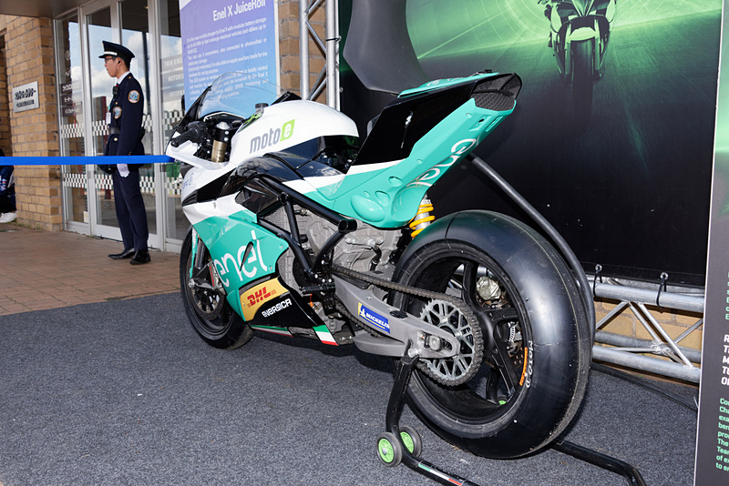 MotoGPマシンと比べてハンドルまわりのボタン類が少なく、シンプルに見える