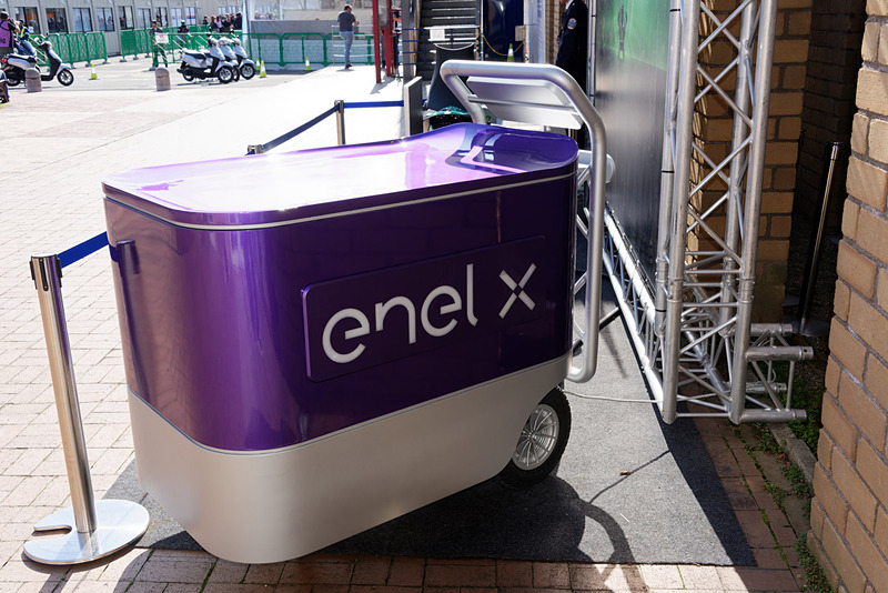 可搬式の電源供給車につながっているが、これは展示用のダミー