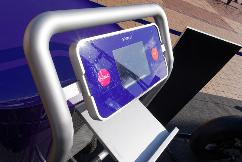 感電と電池破損時の有毒ガスを防ぐため、MotoEマシンのメンテナンス時は特殊なブーツとマスクを装着するという