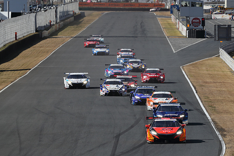 GT500クラスのスタートシーン