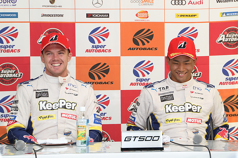 GT500クラスの優勝会見でコメントするニック・キャシディ選手（左）と平川亮選手（右）