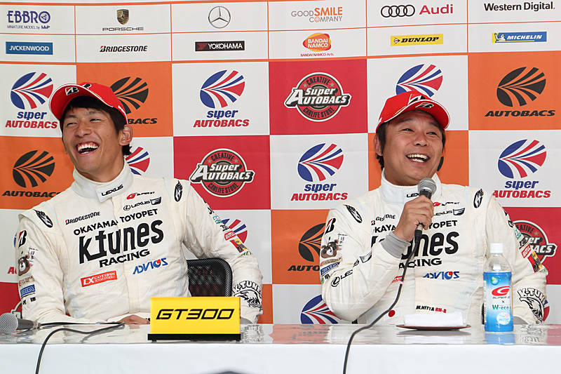 GT300クラスの優勝会見でコメントする中山雄一選手（左）と新田守男選手（右）