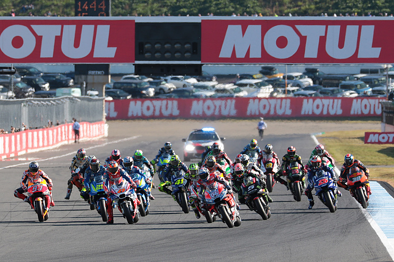 スタートはドヴィツィオーゾ選手がホールショットを決める