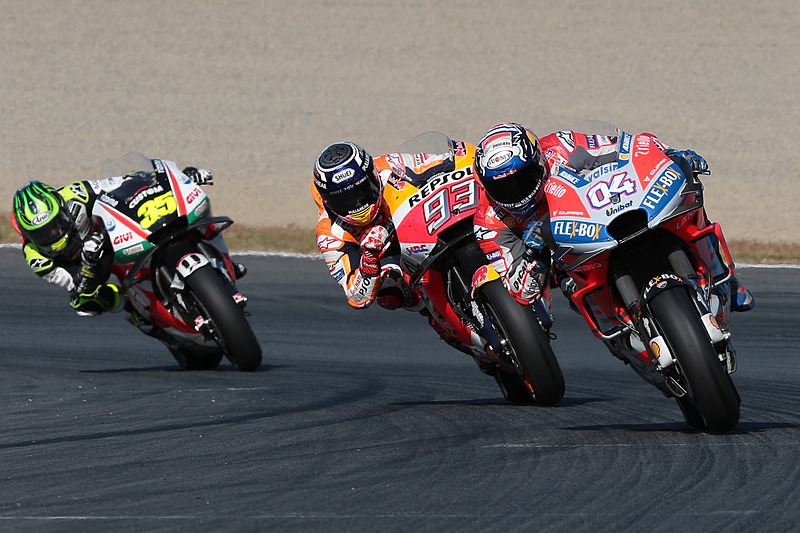 次第に3台だけのトップグループが形成され、その後トップ2台の争いに